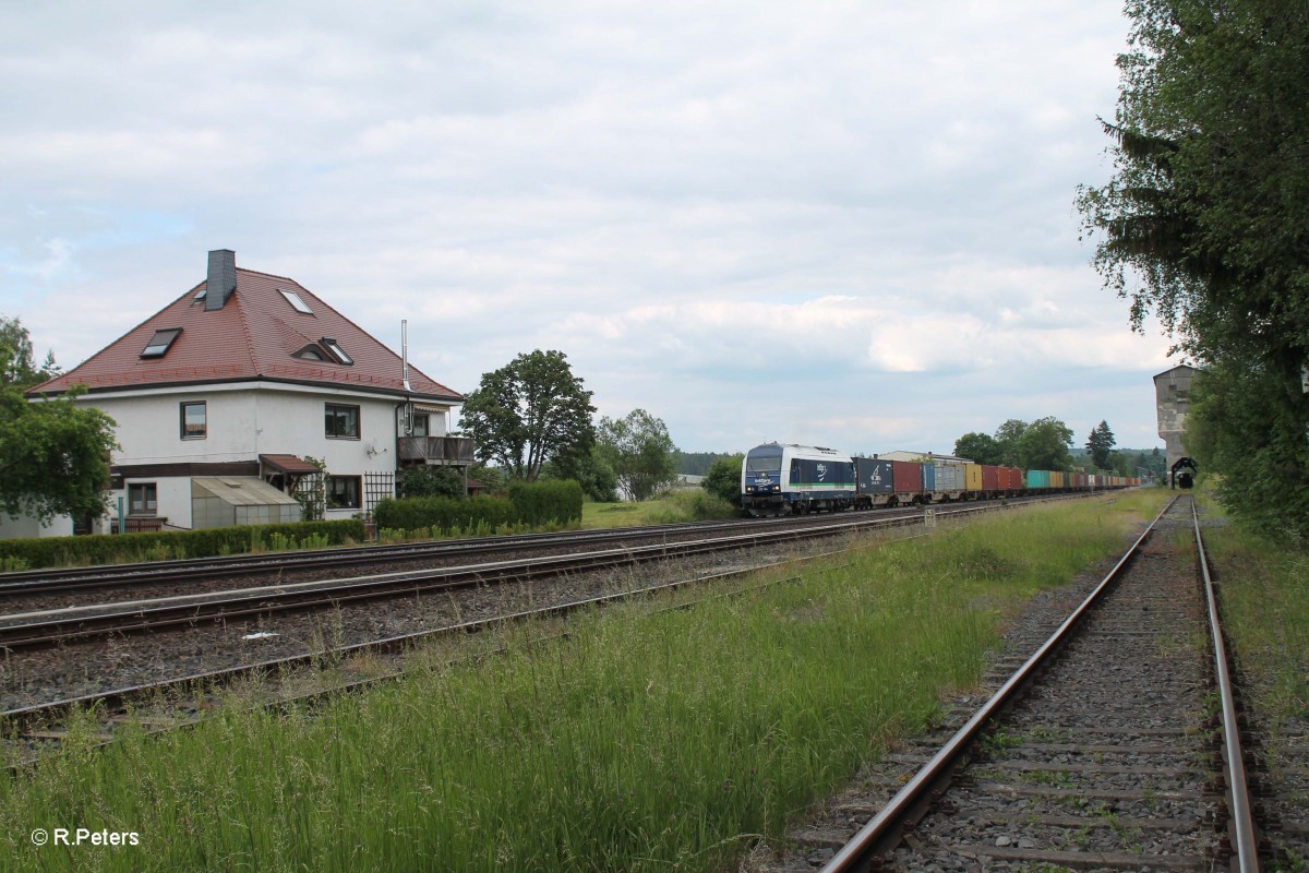 223 144 mit dem Wiesau Containerzug nach Hamburg in Pechbrunn. 16.06.15