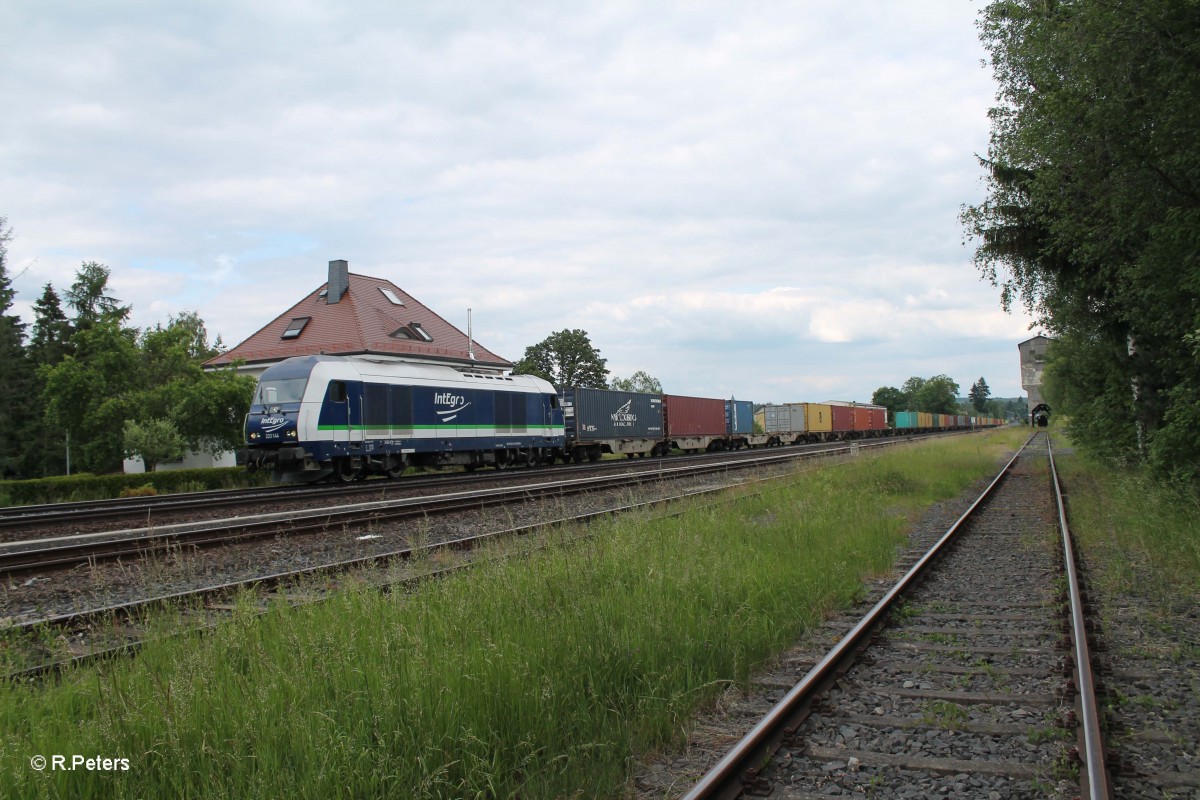 223 144 mit dem Wiesau Containerzug nach Hamburg in Pechbrunn. 16.06.15