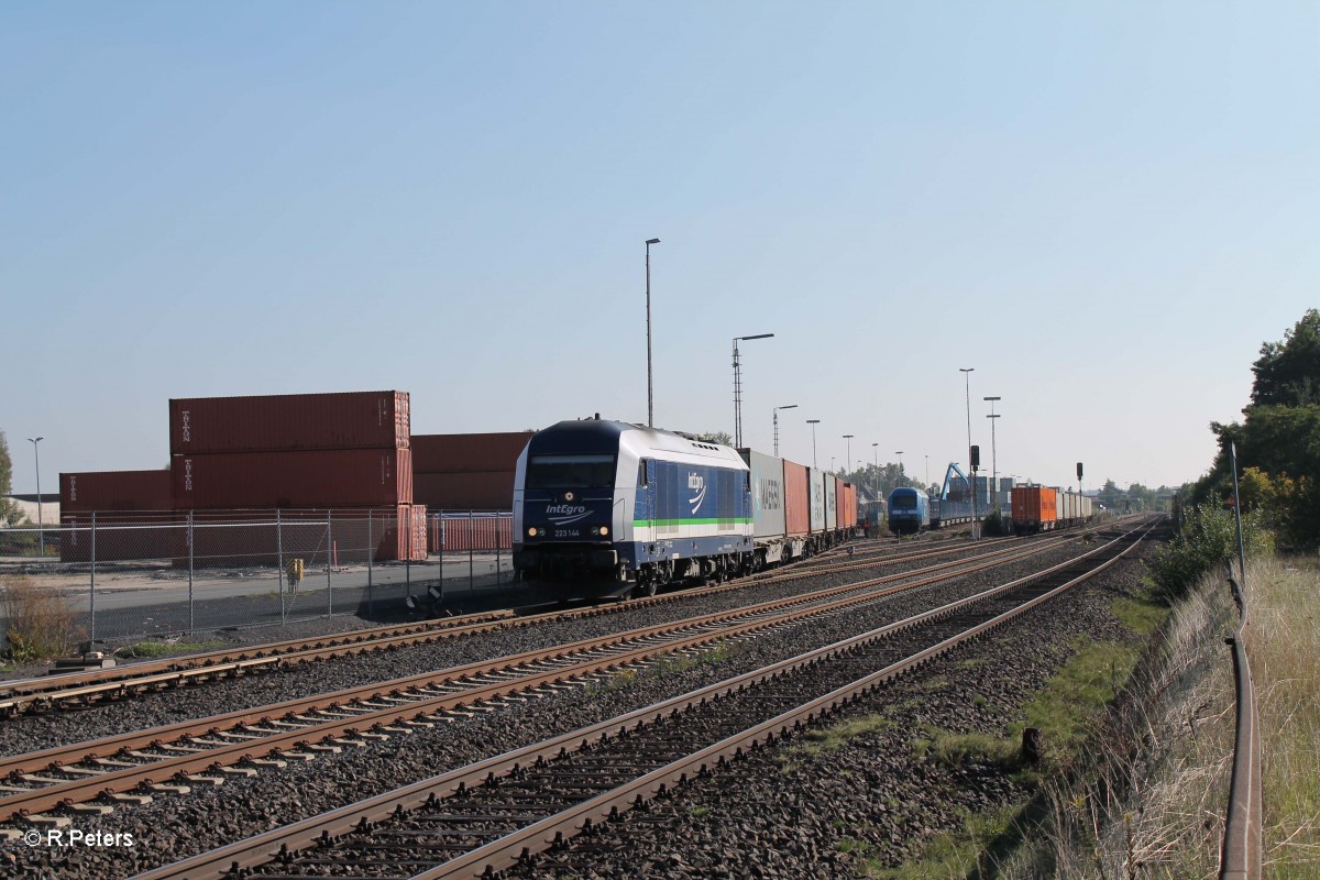 223 144 rangiert mit Containerzug in Wiesau. 24.09.13