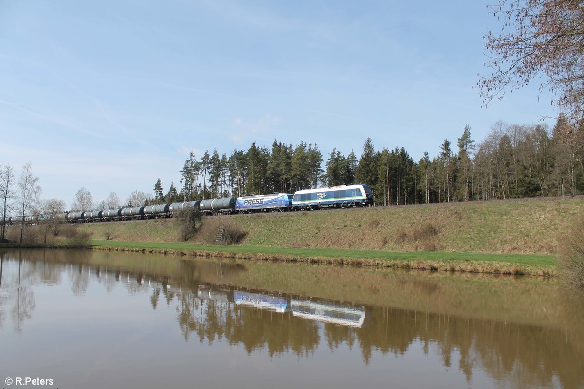 223 152 Integro und PRESS 140 030 mit einem Kesselzug von Weiden nach Hof bei Oberteich. 24.04.21