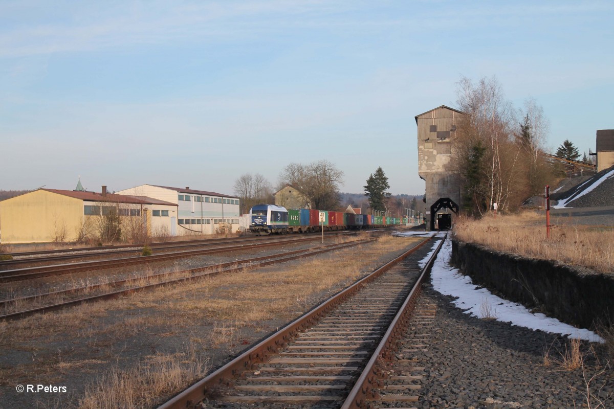 223 152 mit dem Containerzug Wiesau - Hamburg in Pechbrunn. 07.03.15