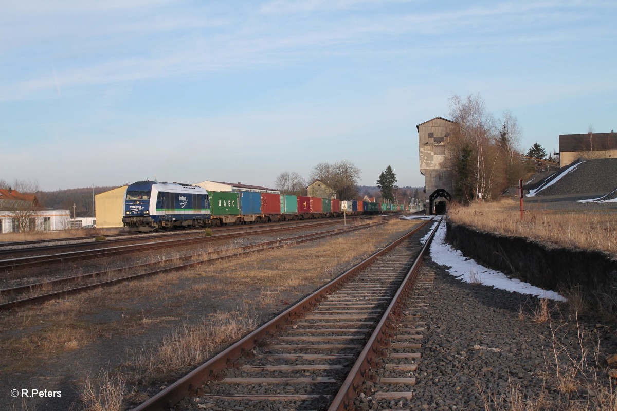 223 152 mit dem Containerzug Wiesau - Hamburg in Pechbrunn. 07.03.15