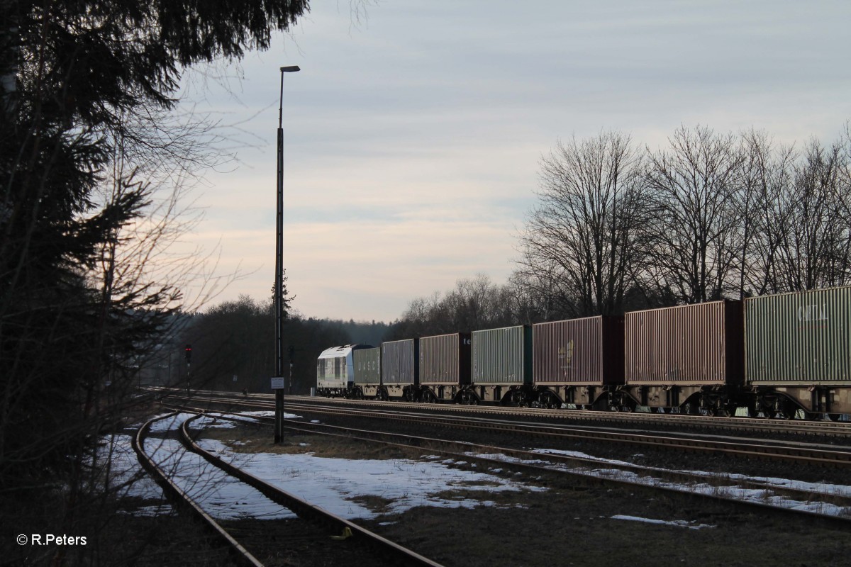 223 152 mit dem Containerzug Wiesau - Hamburg in Pechbrunn. 07.03.15