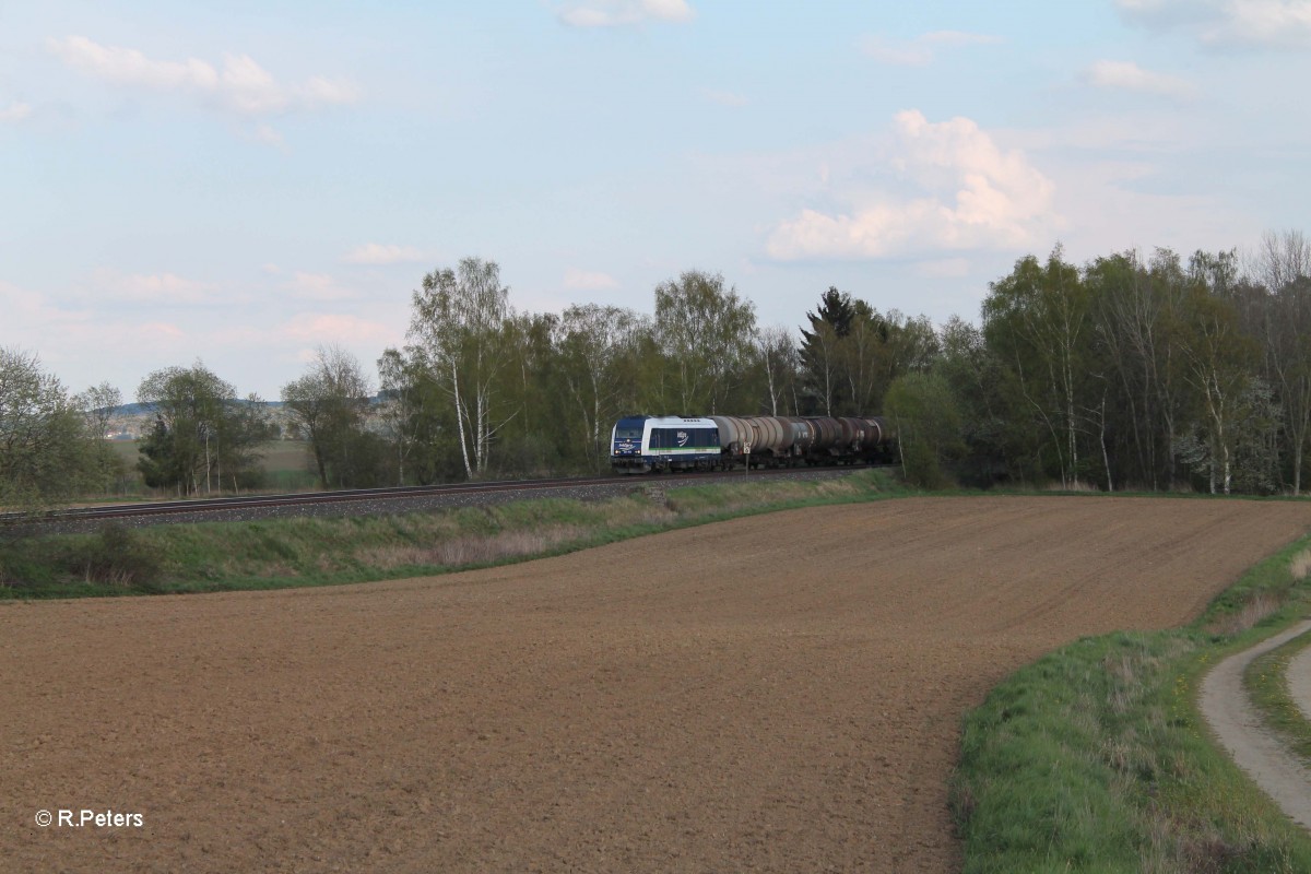 223 152 mit dem Kesselzug Marktredwitz - Stendal bei Unterthölau. 22.04.14