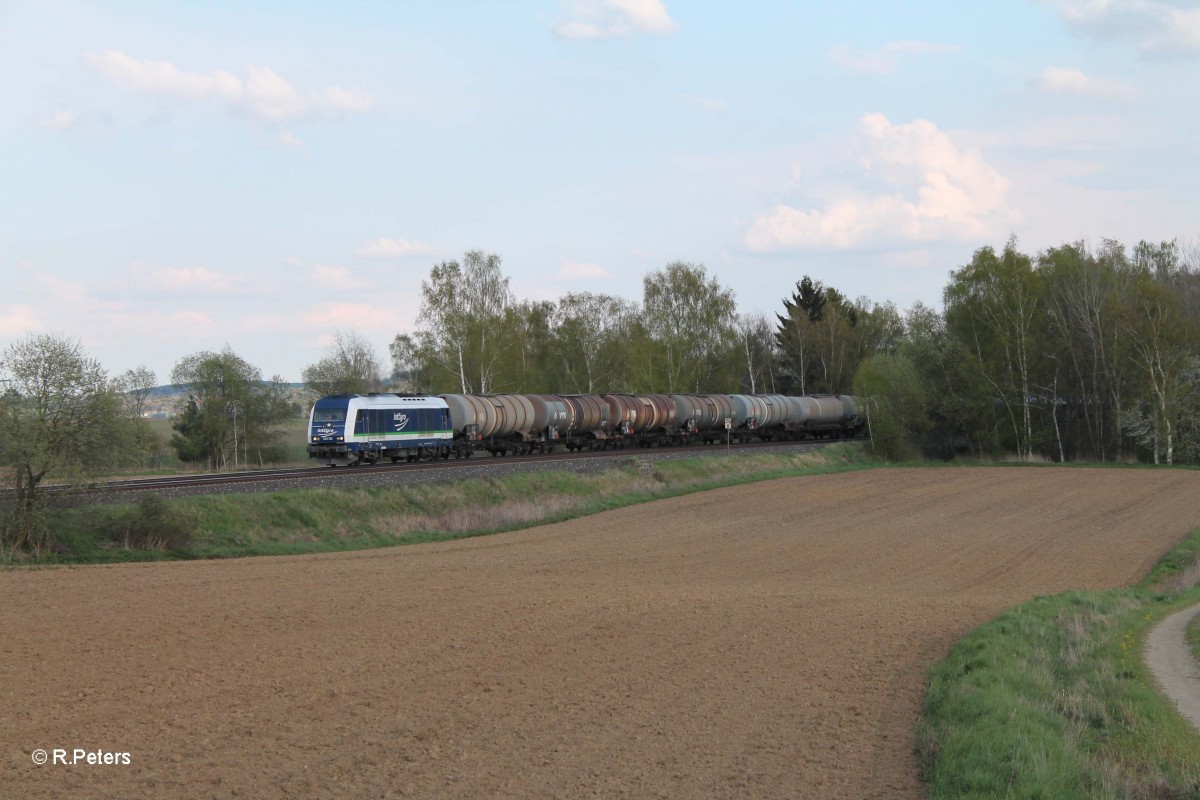 223 152 mit dem Kesselzug Marktredwitz - Stendal bei Unterthölau. 22.04.14