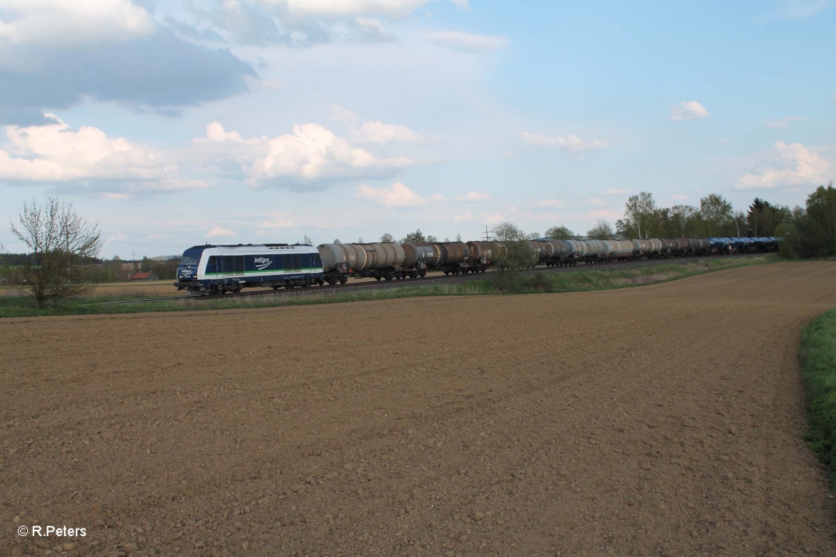 223 152 mit dem Kesselzug Marktredwitz - Stendal bei Unterthölau. 22.04.14