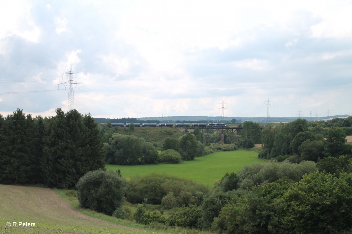 223 152 mit dem Kesselzug München - Cheb auf dem Viadukt Seußen. 05.08.14