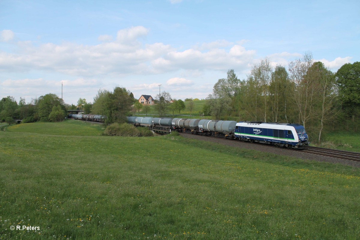 223 152 mit Kesselzug fürs Tanklager Hauer in Weiden bei Escheldorf kurz vor Reuth bei Erbendorf. 04.05.14