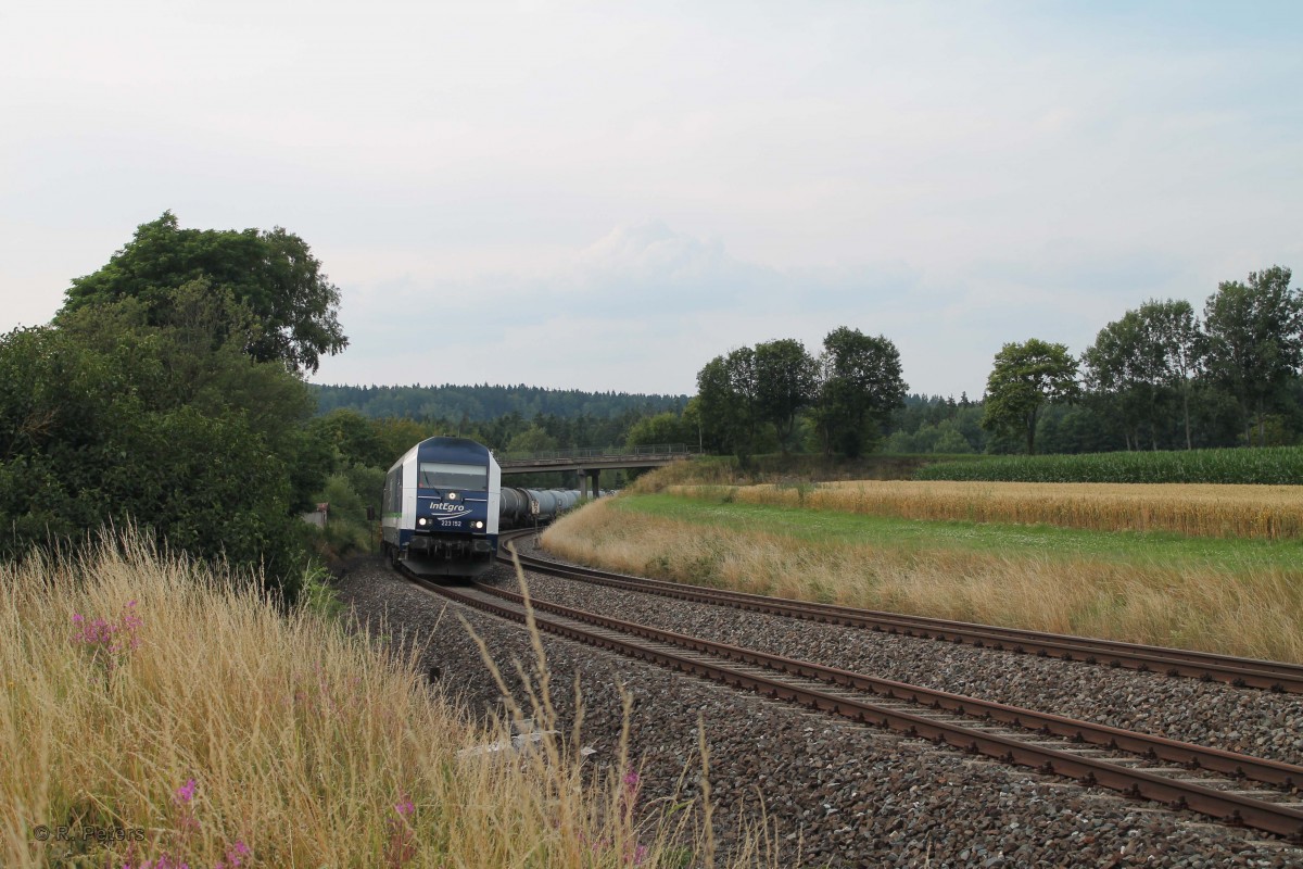 223 152 zieht den Gesselzug nach weiden durch die Kurve Oberteich. 20.07.14