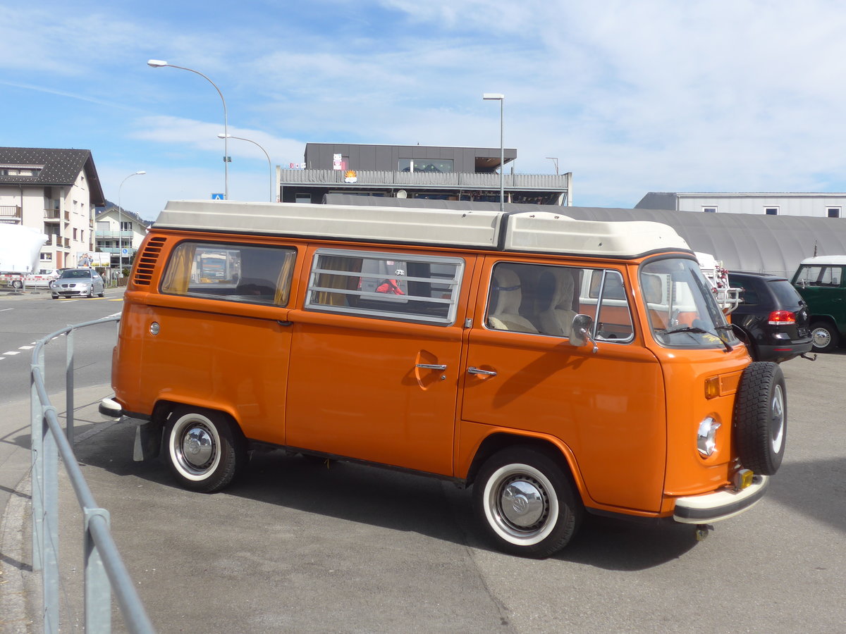 (224'072) - VW-Bus am 13. Mrz 2021 in Sarnen, Kreuzstrasse