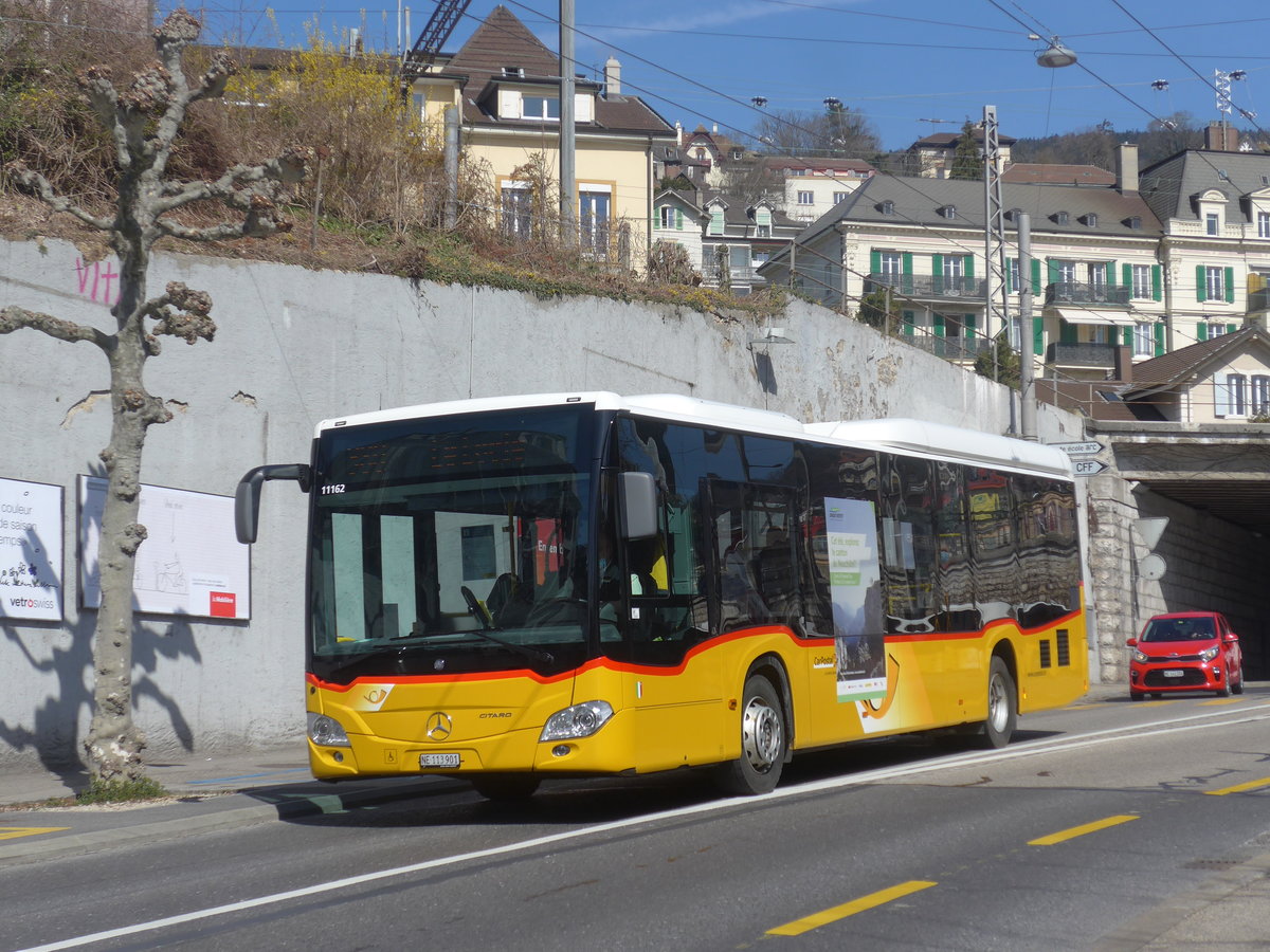 (224'569) - CarPostal Ouest - NE 113'901 - Mercedes am 29. Mrz 2021 in Neuchtel, Avenue de la Gare