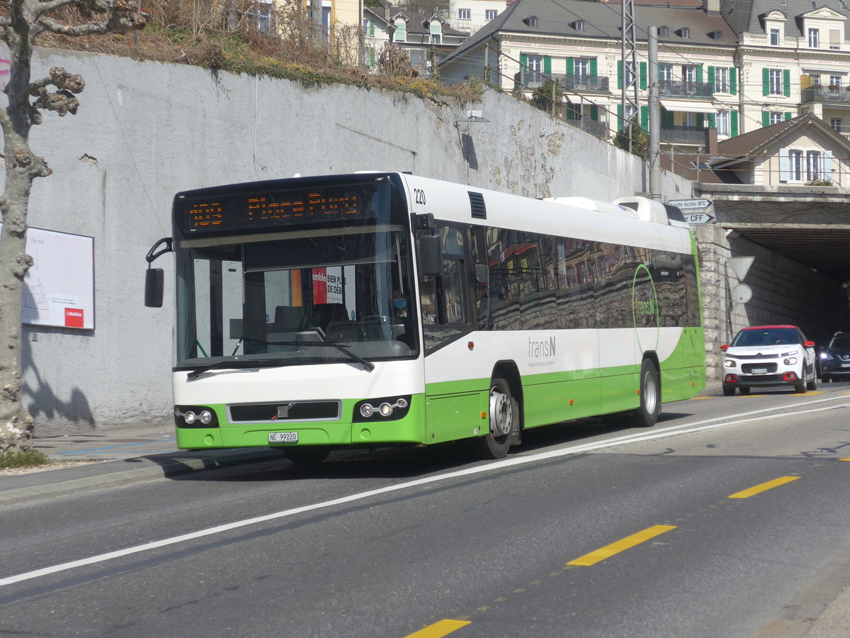 (224'579) - transN, La Chaux-de-Fonds - Nr. 220/NE 99'220 - Volvo (ex TN Neuchtel Nr. 220) am 29. Mrz 2021 in Neuchtel, Avenue de la Gare