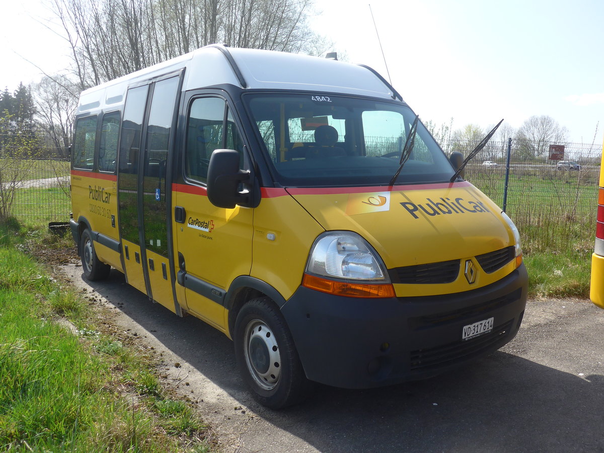 (224'765) - CarPostal Ouest - VD 317'614 - Renault (ex Favre, Avenches; ex CarPostal Ouest VD 3757; ex TPB, Sdeilles) am 2. April 2021 in Avenches, Garage