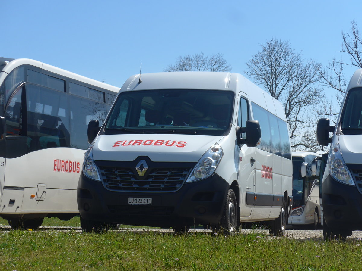 (224'919) - Hfliger, Sursee - Nr. 4/LU 123'411 - Renault am 11. April 2021 in Ruswil, Garage ARAG