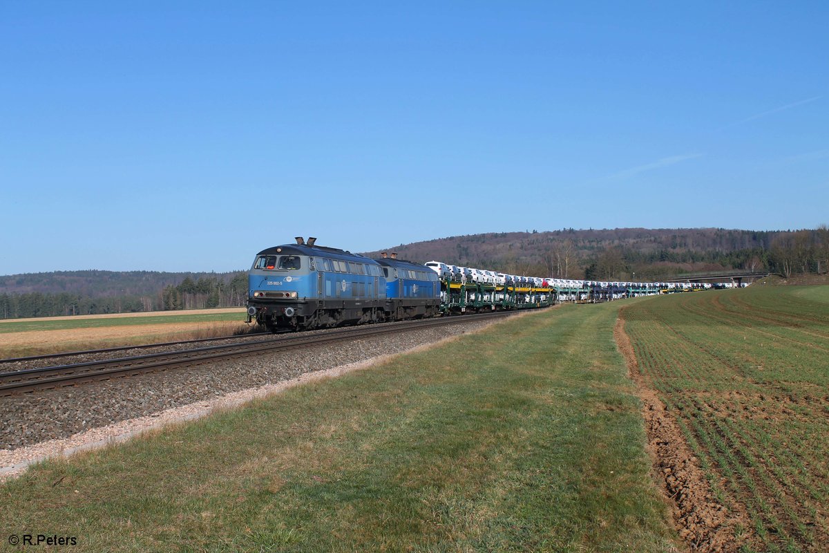 225 002 und 225 802 der EGP ziehen den VW Autozug aus Mosel nach München bei Oberteich gen Süden. 10.04.18