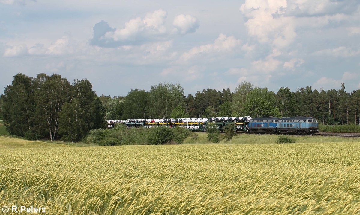 225 002 und 225 802 ziehen den Autozug von Glauchau nach Mnchen Hilbertshofen bei Schnfeld. 19.06.19