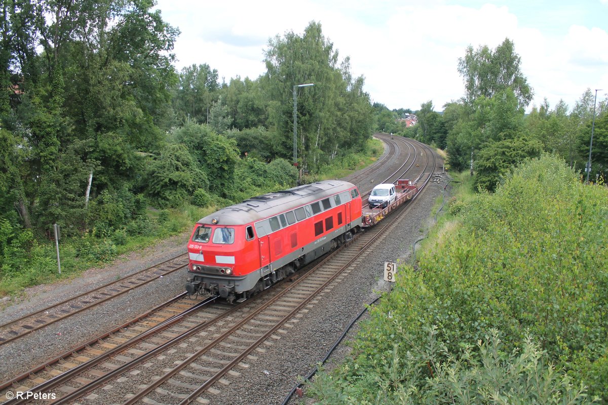 225 133-8 mit Rolaschadwagen von Ostrau nach Nürnberg als Bauz 79664 bei der Einfahrt in Marktredwitz. 16.07.17