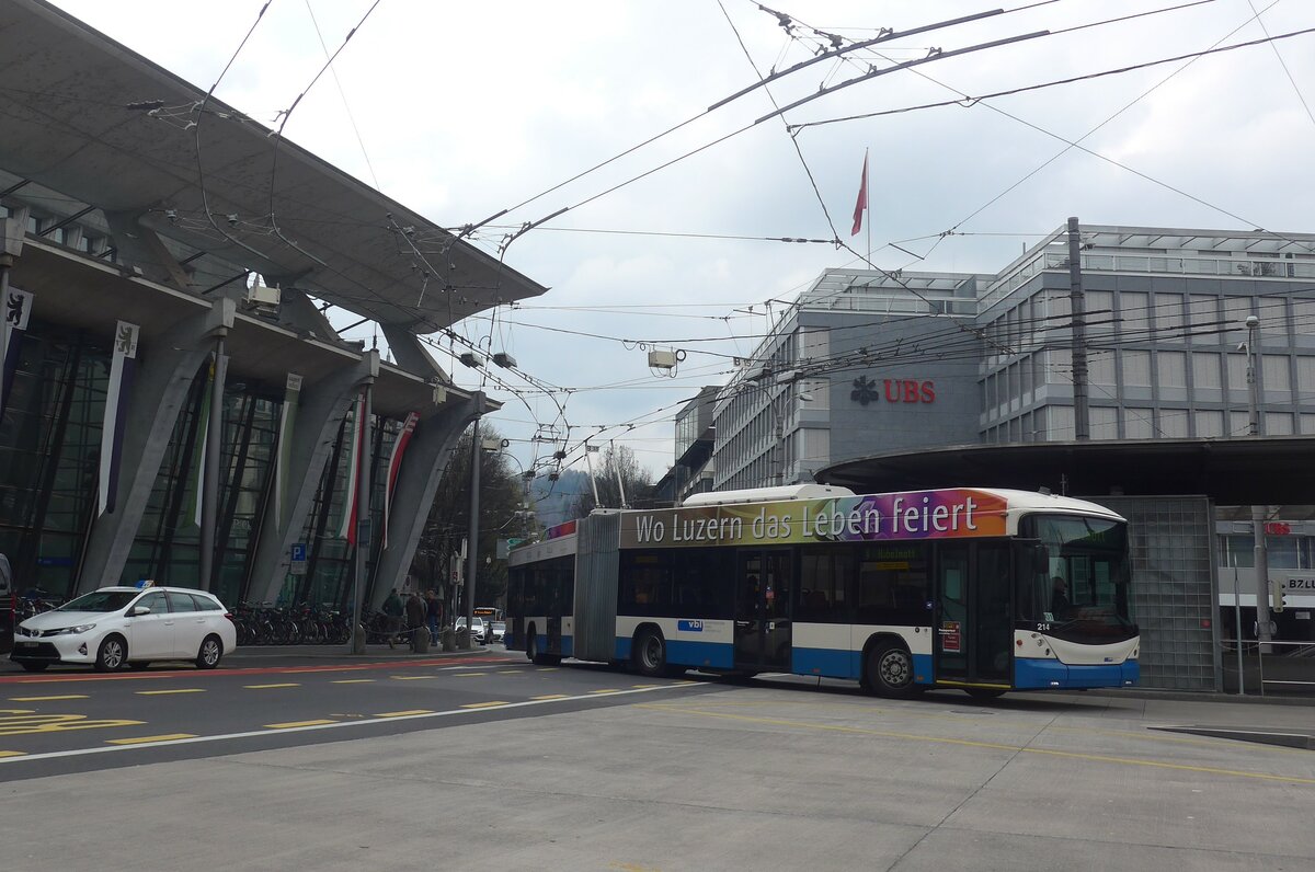 (225'101) - VBL Luzern - Nr. 214 - Hess/Hess Gelenktrolleybus am 18. April 2021 beim Bahnhof Luzern