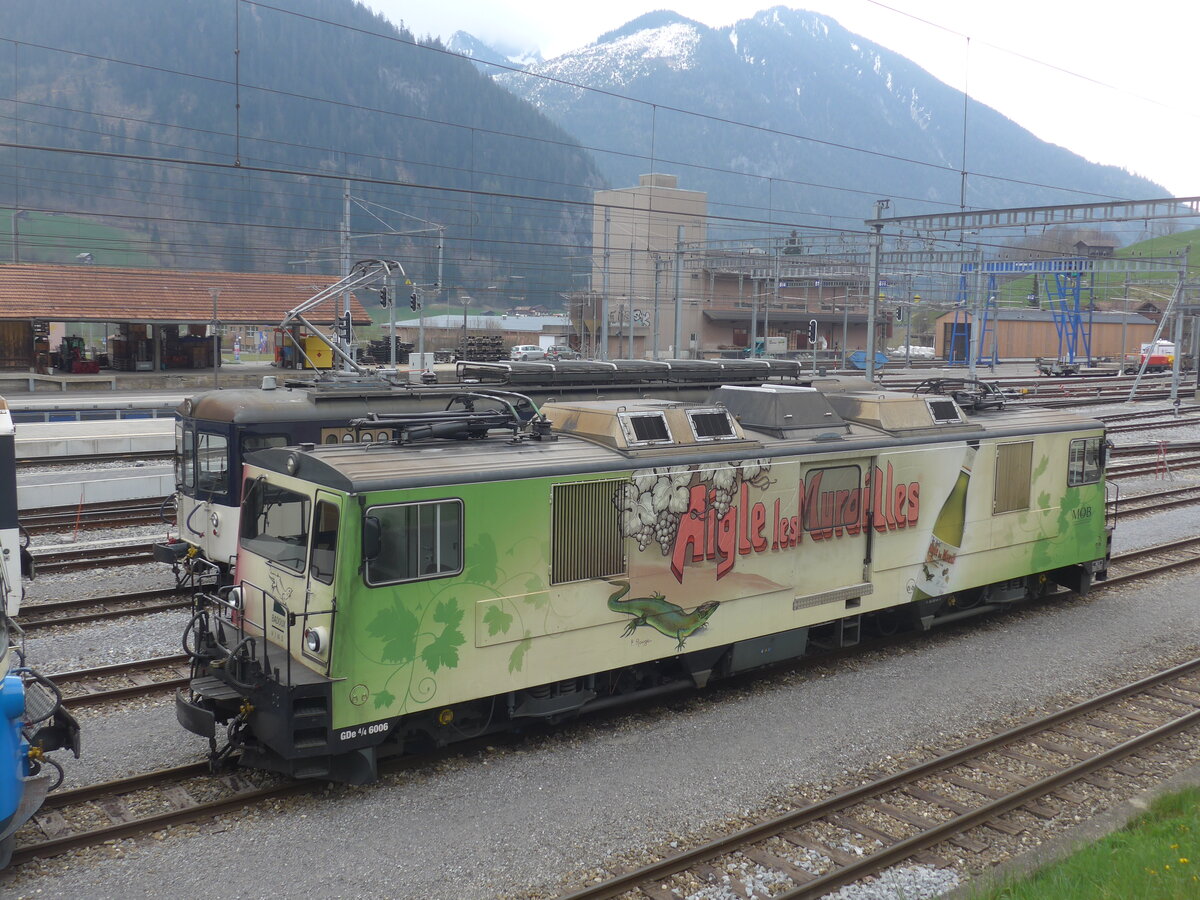 (225'264) - MOB-Lokomotive - Nr. 6006 - am 27. April 2021 im Bahnhof Zweisimmen
