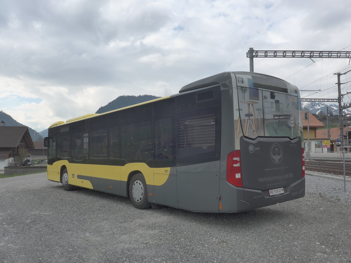 (225'275) - STI Thun - Nr. 407/BE 838'407 - Mercedes am 27. April 2021 beim Bahnhof Zweisimmen