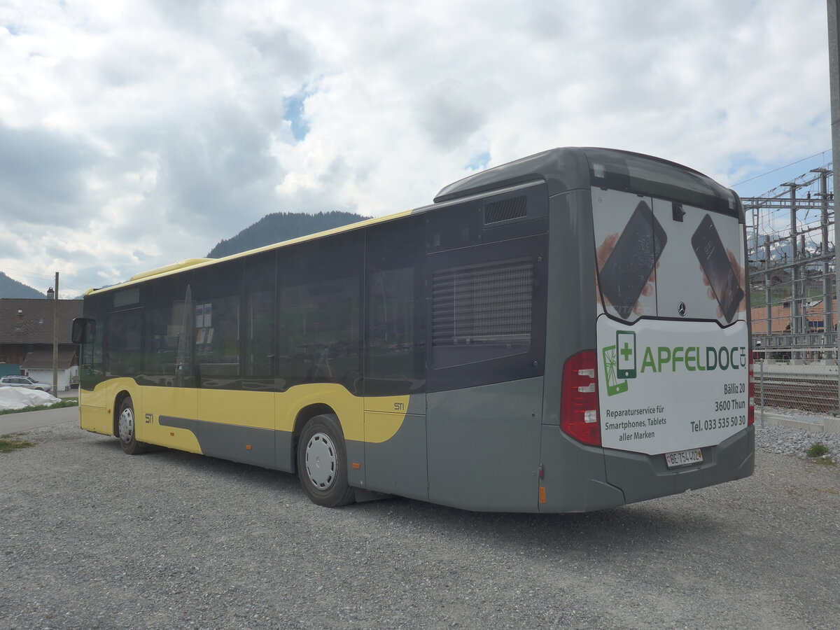 (225'305) - STI Thun - Nr. 402/BE 754'402 - Mercedes am 27. April 2021 beim Bahnhof Zweisimmen