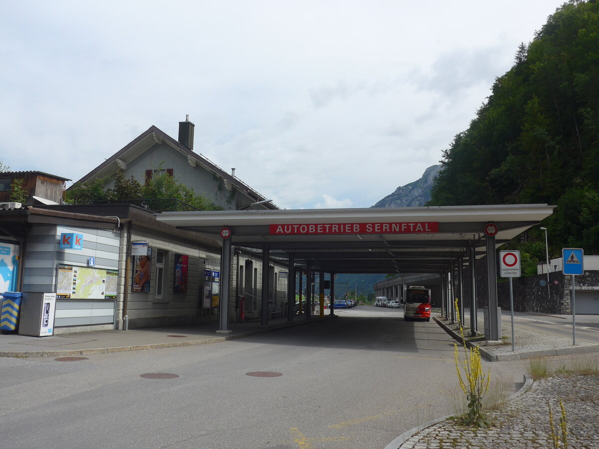 (226'419) - Der Bahnhof Schwanden am 12. Juli 2021