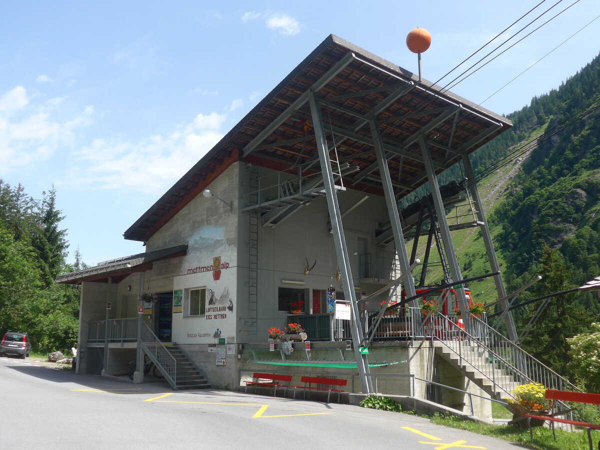 (226'436) - Talstation der Luftseilbahn Mettmenalp am 12. Juli 2021 in Schwanden, Kies