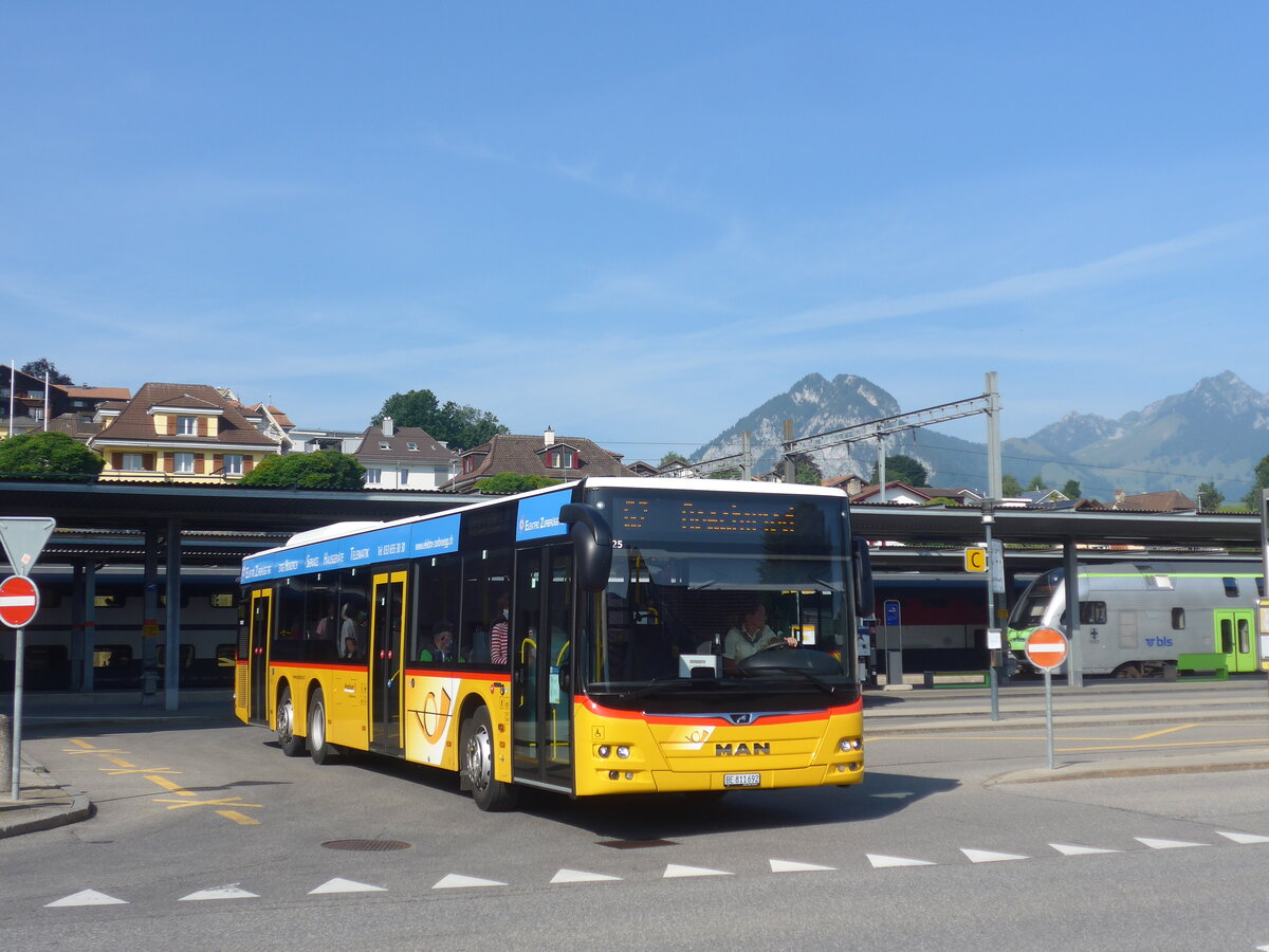 (226'629) - PostAuto Bern - BE 811'692 - MAN am 21. Juli 2021 beim Bahnhof Spiez