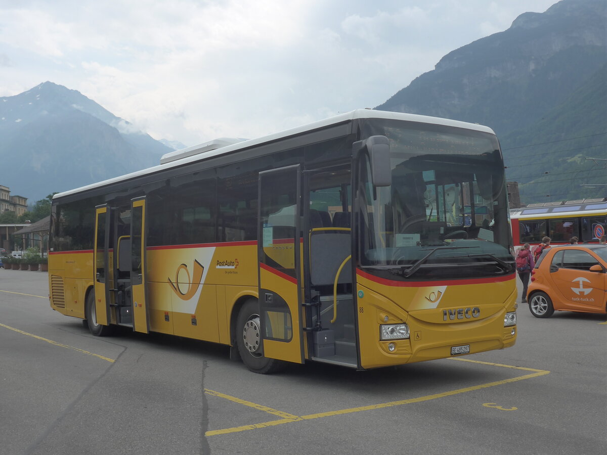 (226'715) - PostAuto Bern - Nr. 88/BE 485'297 - Iveco am 24. Juli 2021 in Meiringen, Postautostation