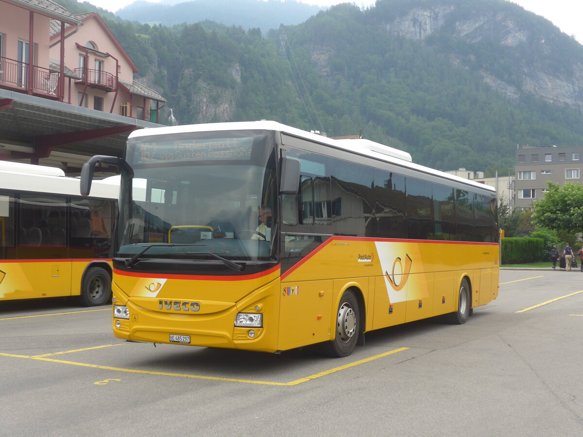 (226'716) - PostAuto Bern - Nr. 88/BE 485'297 - Iveco am 24. Juli 2021 in Meiringen, Postautostation