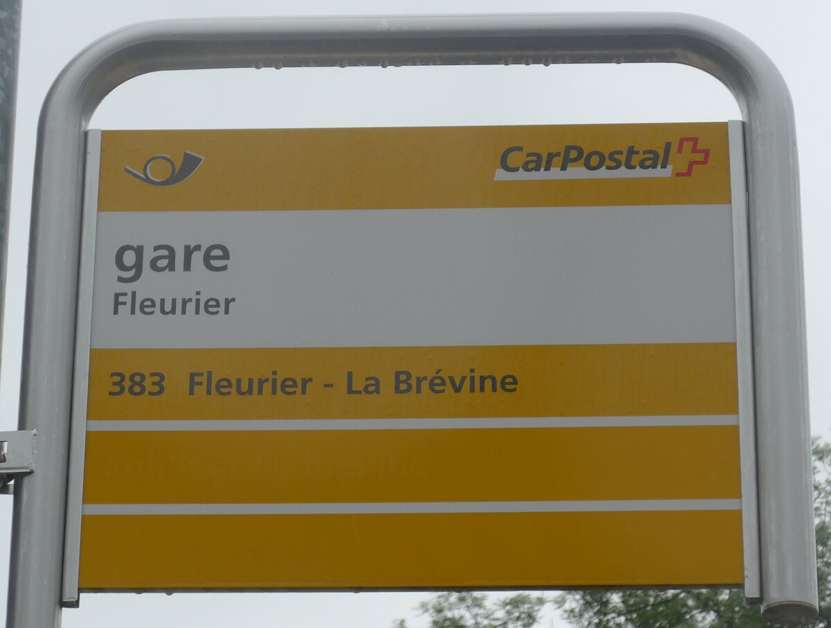 (226'846) - PostAuto-Haltestellenschild - Fleurier, gare - am 1. August 2021