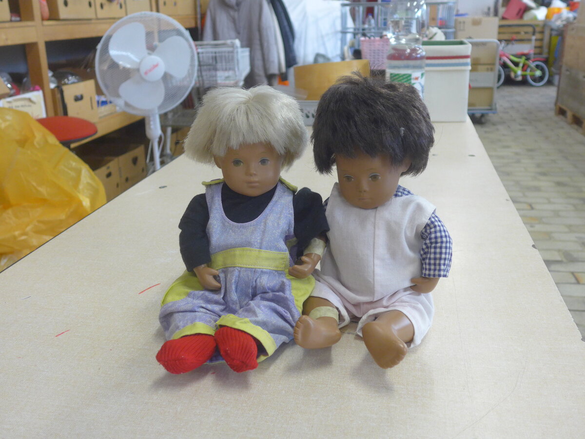 (227'364) - Zweis Sasha-Morgenthaler-Puppen am 19. August 2021 im BrockiShop Thun