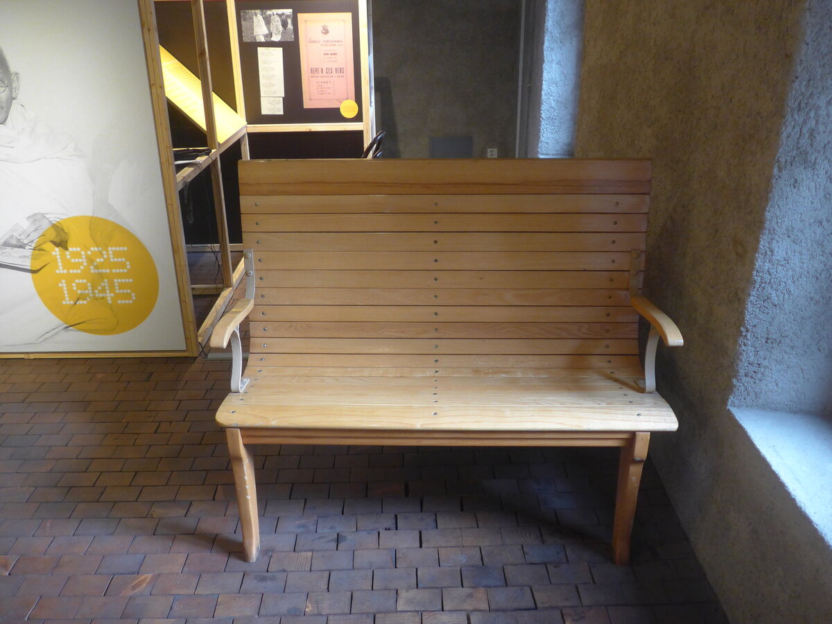 (227'579) - Holzsitzbank der 3. Klasse am 28. August 2021 in Vallorbe, Muse du fer et du chemin de fer