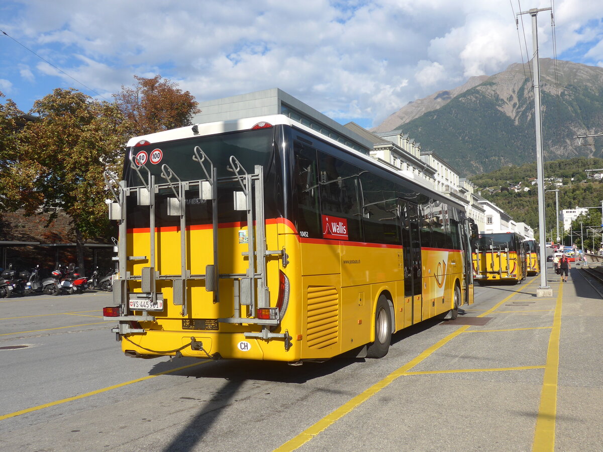 (227'976) - PostAuto Wallis - VS 445'901 - Iveco am 11. September 2021 beim Bahnhof Brig