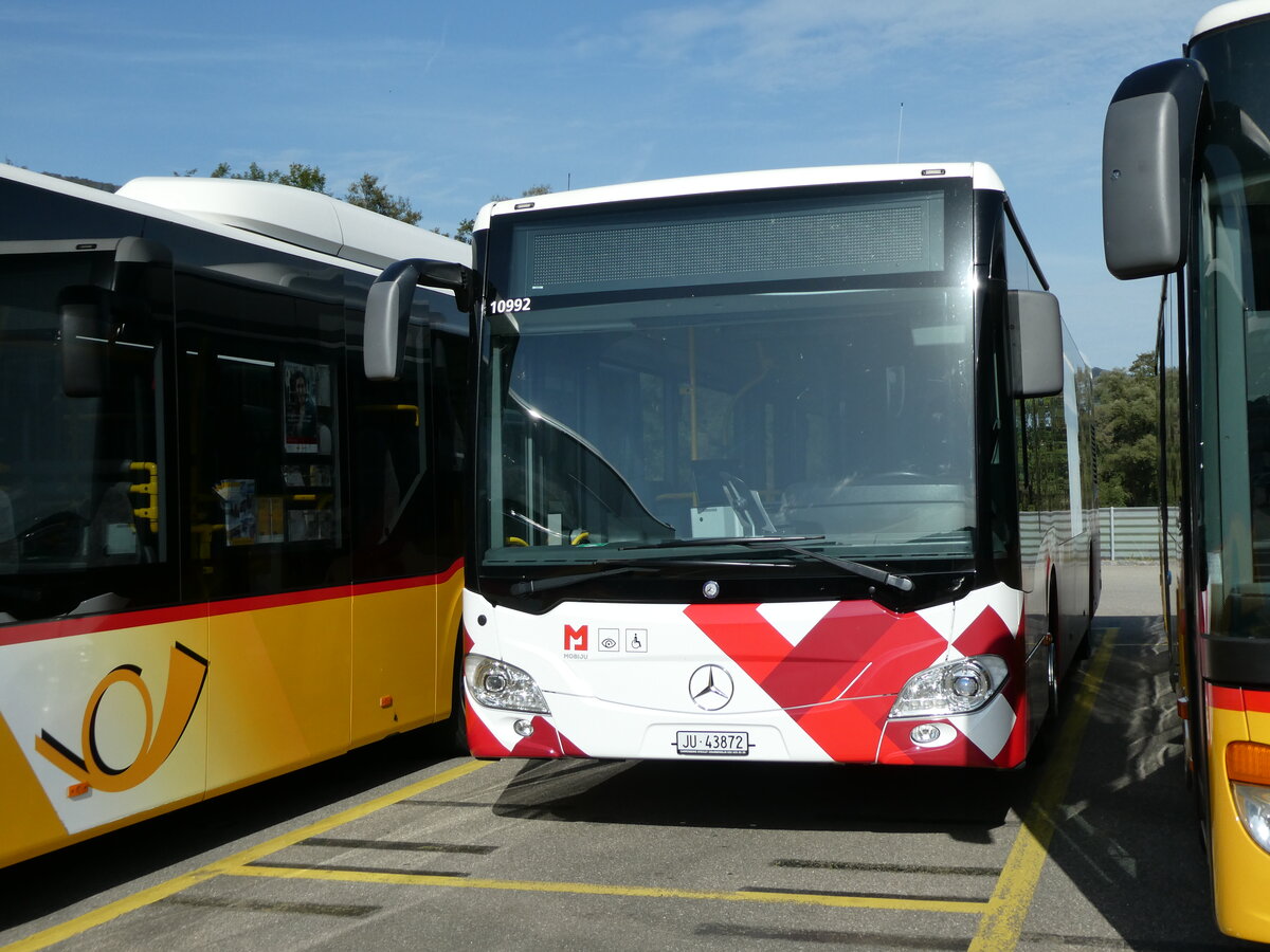 (228'286) - CarPostal Ouest - JU 43'872 - Mercedes am 25. September 2021 in Develier, Parkplatz