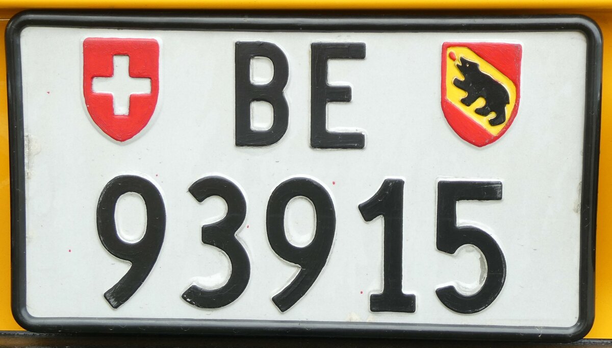 (228'679) - Nummernschild - BE 93'915 - am 3. Oktober 2021 in Tramelan, Scheidegger-Ranch