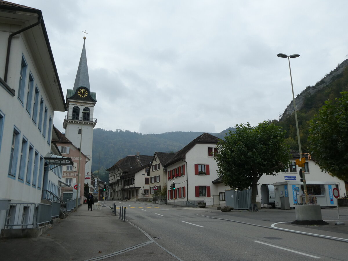 (228'969) - Waldenburg mit Kirche am 12. Oktober 2021