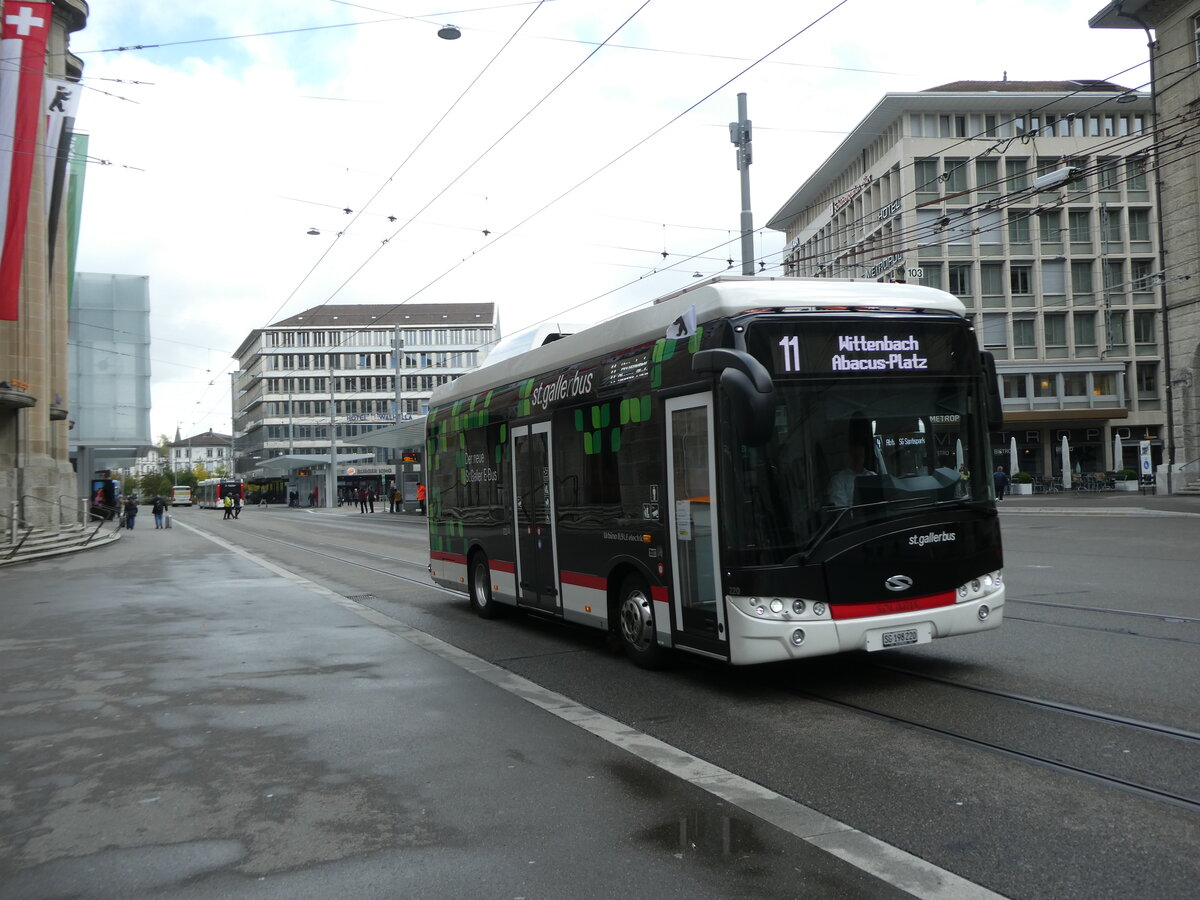 (229'019) - St. Gallerbus, St. Gallen - Nr. 220/SG 198'220 - Solaris am 13. Oktober 2021 beim Bahnhof St. Gallen