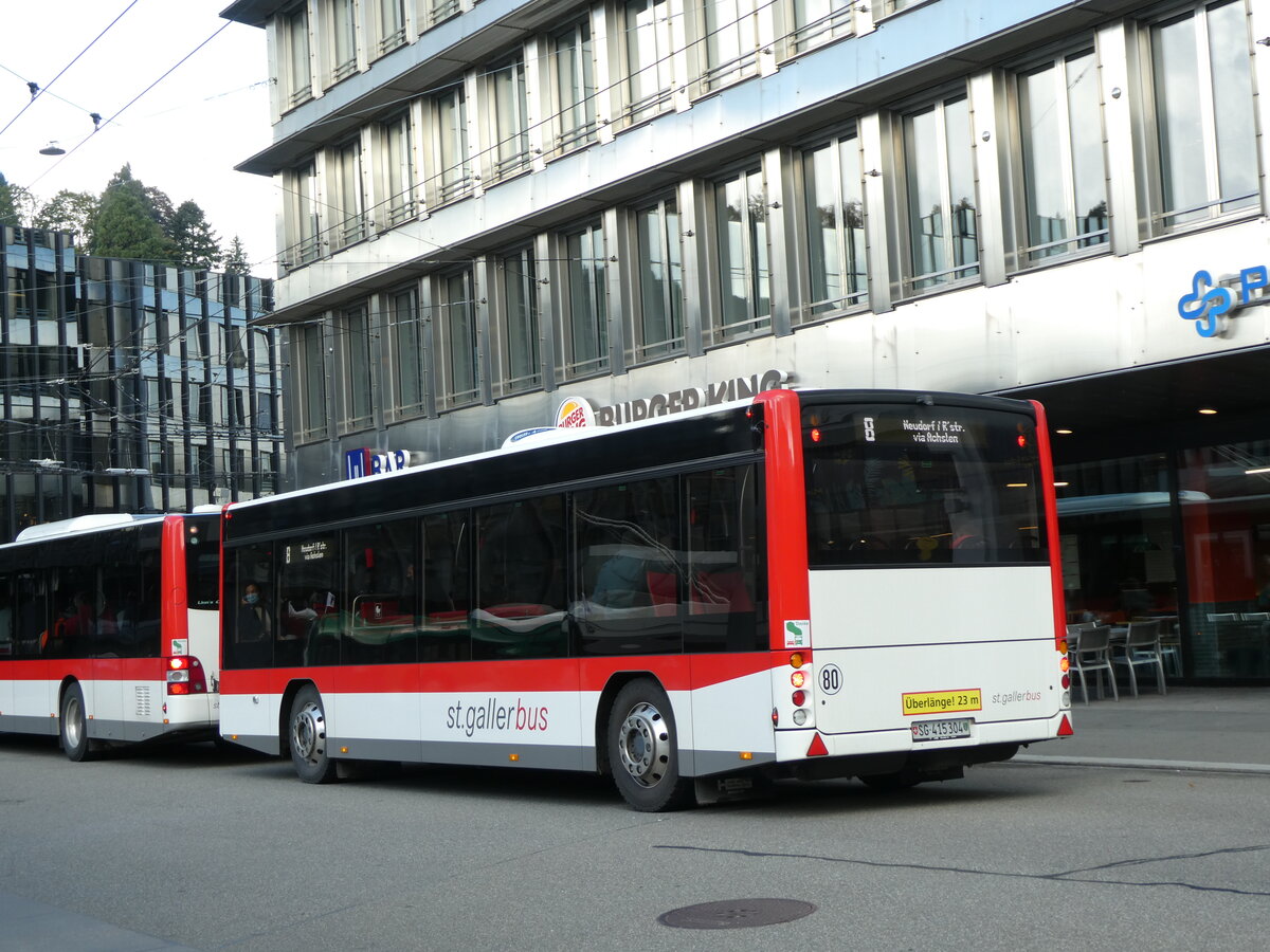 (229'076) - St. Gallerbus, St. Gallen - Nr. 304/SG 415'304 - Hess Personenanhnger am 13. Oktober 2021 beim Bahnhof St. Gallen