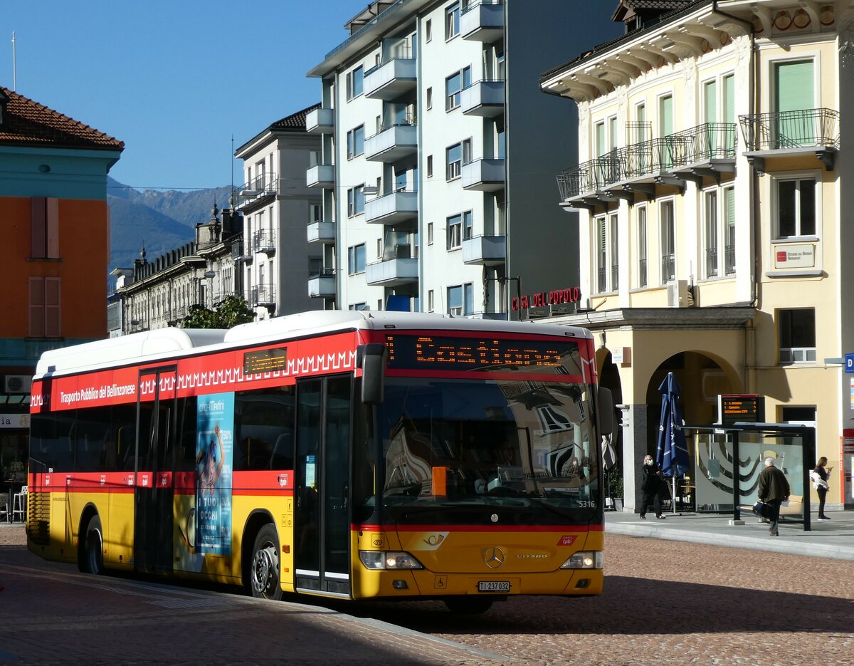 (229'129) - AutoPostale Ticino - TI 237'032 - Mercedes am 14. Oktober 2021 beim Bahnhof Bellinzona