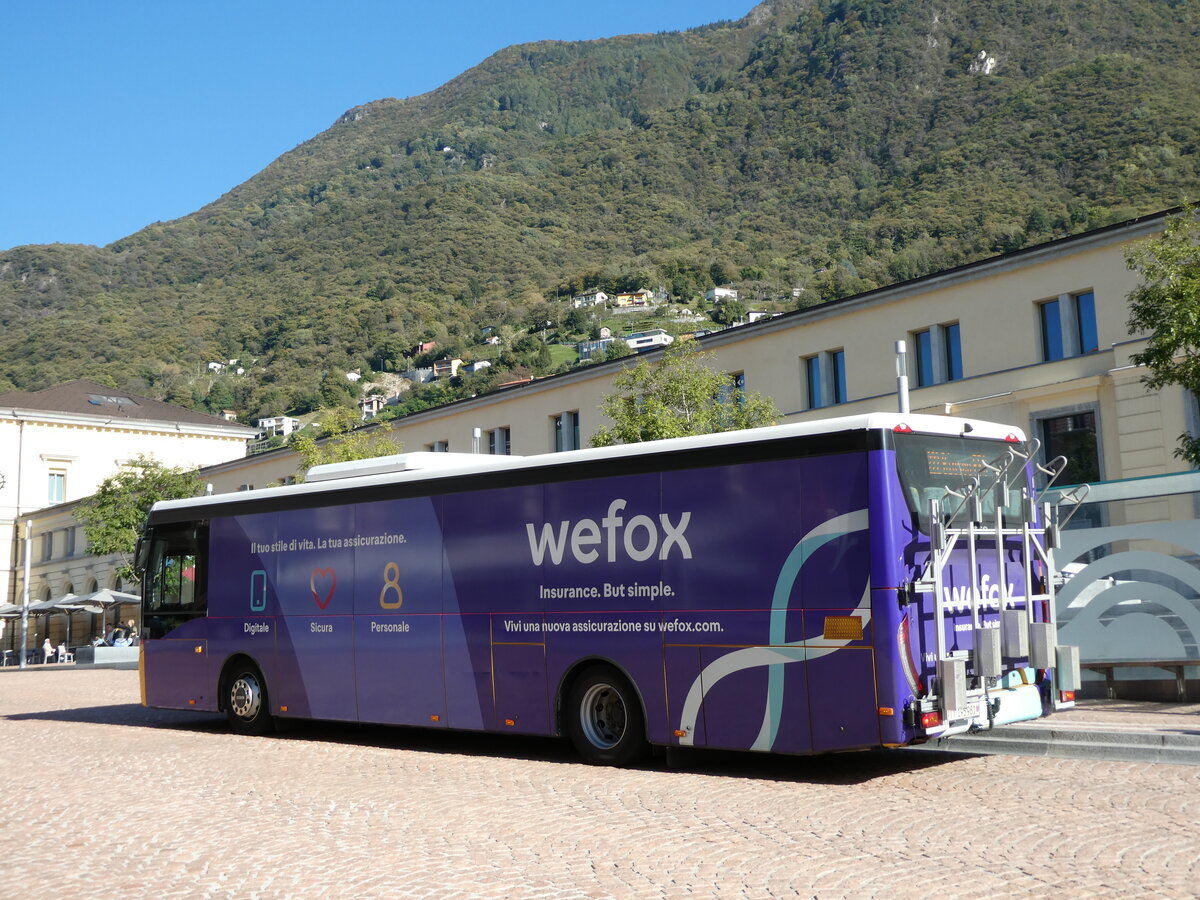 (229'199) - AutoPostale Ticino - TI 195'981 - Iveco am 14. Oktober 2021 beim Bahnhof Bellinzona