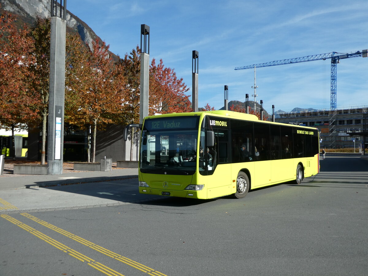 (229'478) - Aus Liechtenstein: PLA Vaduz - Nr. 14/FL 39'814 - Mercedes am 20. Oktober 2021 beim Bahnhof Sargans