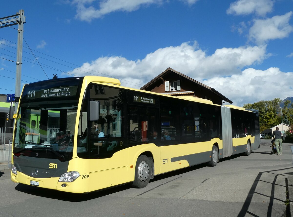 (229'554) - STI Thun - Nr. 709/BE 865'709 - Mercedes am 21. Oktober 2021 beim Bahnhof Wimmis