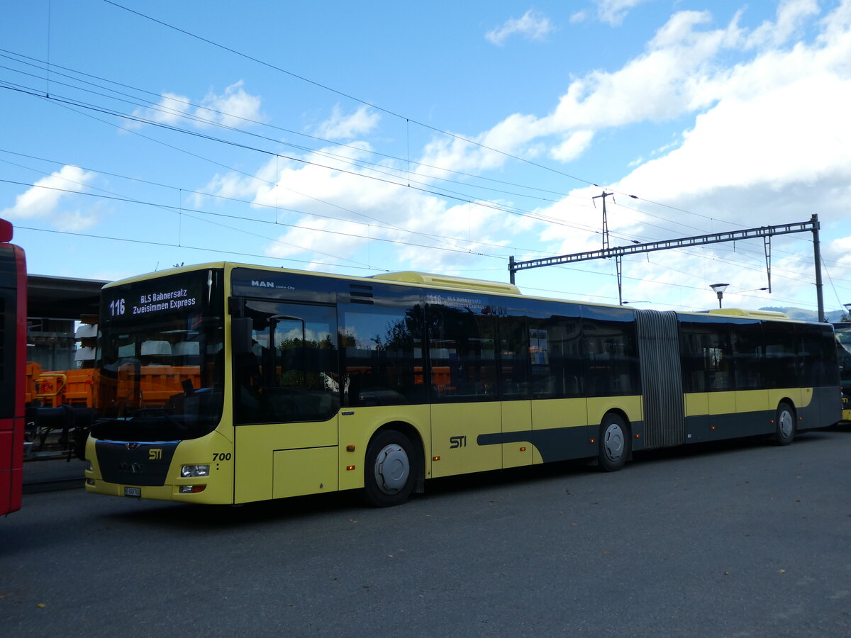 (229'567) - STI Thun - Nr. 700/BE 849'700 - MAN am 21. Oktober 2021 beim Bahnhof Wimmis