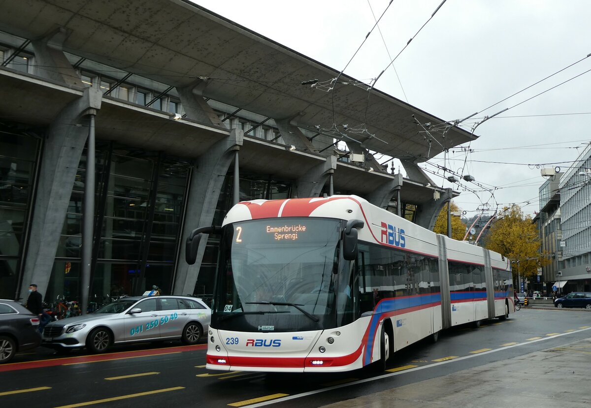 (229'707) - VBL Luzern - Nr. 239 - Hess/Hess Doppelgelenktrolleybus am 22. Oktober 2021 beim Bahnhof Luzern