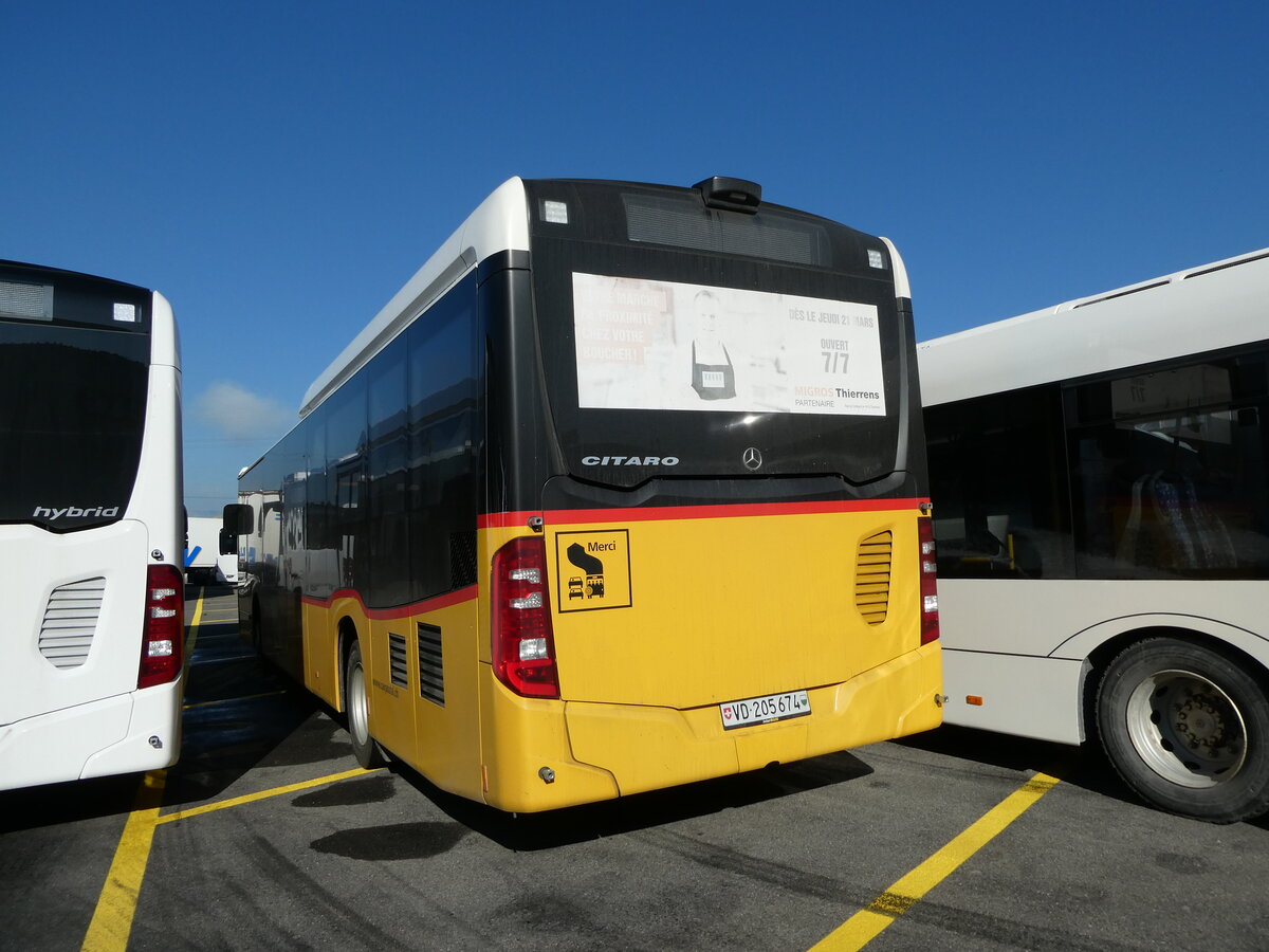 (229'833) - CarPostal Ouest - VD 205'674 - Mercedes am 24. Oktober 2021 in Kerzers, Interbus