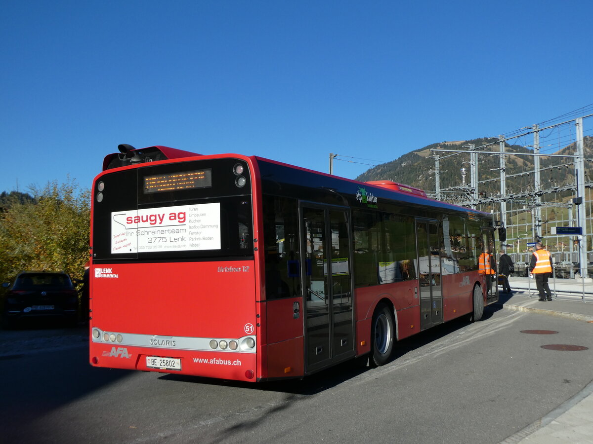 (229'877) - AFA Adelboden - Nr. 51/BE 25'802 - Solaris am 24. Oktober 2021 beim Bahnhof Zweisimmen