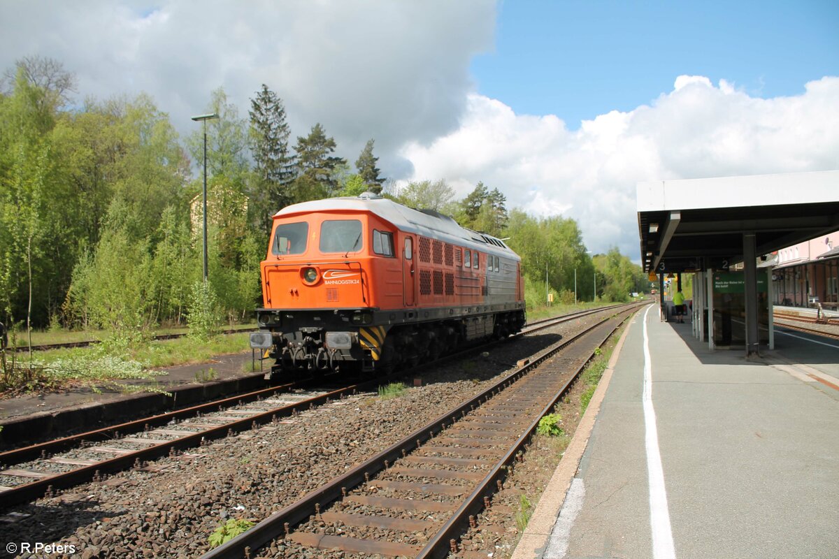 230 077 steht mit laufendem Motor in Münchberg und wartet auf weitere Bauzug Einsätze. 23.05.21