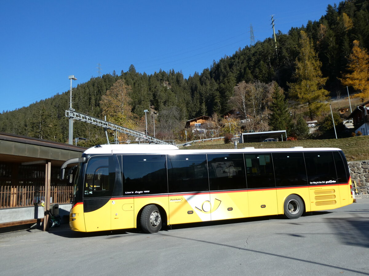 (230'007) - PostAuto Graubnden - GR 173'206 - MAN am 6. November 2021 beim Bahnhof Tiefencastel