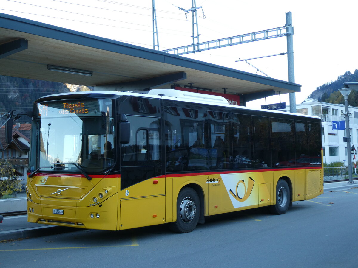 (230'053) - PostAuto Graubnden - GR 170'440 - Volvo am 6. November 2021 beim Bahnhof Rhzns